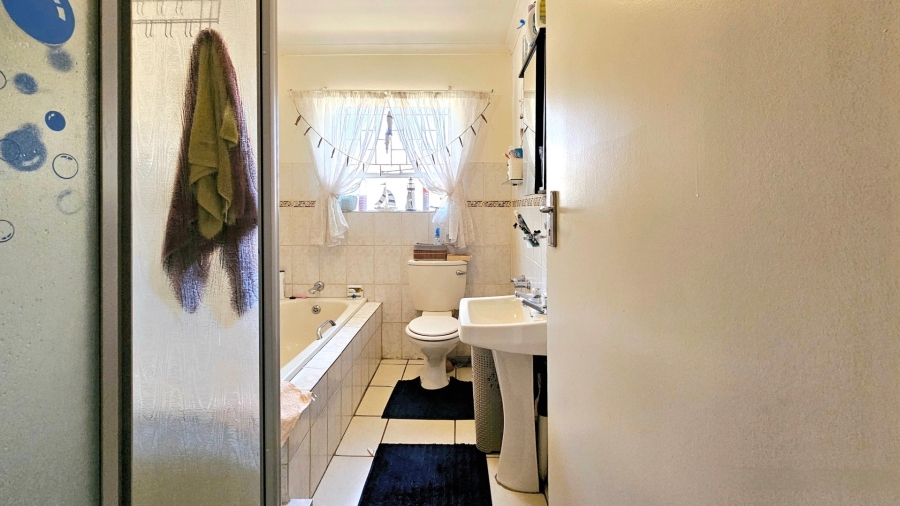 3 Bedroom Property for Sale in Langenhovenpark Free State